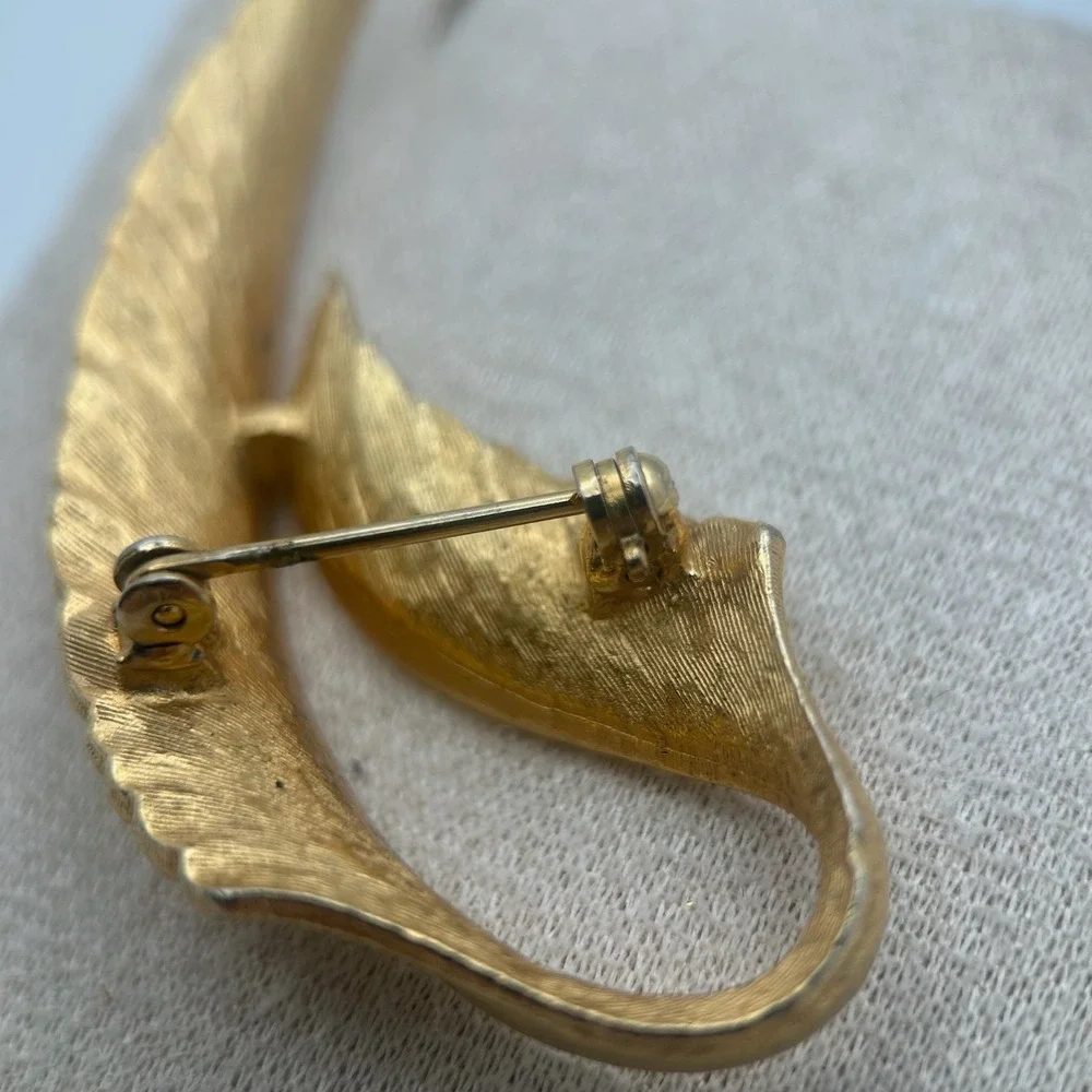 Vintage Brooch Gold Tone Leaf Elegant Curved Mid-Century Pin‎ Feather